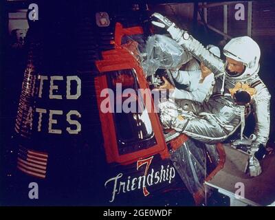 Freundschaft 7 um 9:47 Uhr EST startete John Glenn vom Launch Complex 14 von Cape Canaveral aus, um der erste Amerikaner zu werden, der die Erde umkreist. In diesem Bild tritt Glenn mit Hilfe von Technikern in seine Kapsel „Friendship 7“ ein, um seinen historischen Flug zu beginnen. Stockfoto