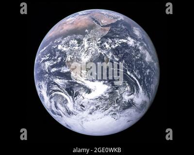 Der Blick auf die Erde aus blauem Marmor, wie er von der Apollo 17-Besatzung auf dem Weg zum Mond gesehen wurde. Dieses translunare Küstenfoto erstreckt sich vom Mittelmeerraum bis zur südpolaren Eiskappe der Antarktis. Dies ist das erste Mal, dass die Flugbahn von Apollo es ermöglicht hat, die südpolare Eiskappe zu fotografieren. Man beachte die schwere Wolkendecke in der südlichen Hebegebiet. Fast die gesamte Küste Afrikas ist deutlich sichtbar. Die Arabische Halbinsel ist am nordöstlichen Rand Afrikas zu sehen. Die große Insel vor der Küste Afrikas ist die madagassische Republik. Stockfoto