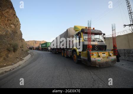 Peshawar, Pakistan. August 2021. Der Grenzübergang zwischen Afghanistan und Pakistan wurde von pakistanischen Behörden „vollständig versiegelt“, wie ein hochrangiger Grenzbeamter am Grenzübergang Torkham in der pakistanischen Provinz Khyber Pakhtunkhwa bestätigt hat. Die Grenze zu Torkham ist aufgrund der Ankunft der Taliban vollständig geschlossen, mit Staus und Lastwagen, die am 15. August 2021 in Peshawar, Pakistan, geparkt wurden. (Foto: Hussain Ali/Pacific Press/Sipa USA) Quelle: SIPA USA/Alamy Live News Stockfoto