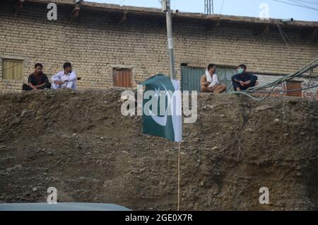 Peshawar, Pakistan. August 2021. Der Grenzübergang zwischen Afghanistan und Pakistan wurde von pakistanischen Behörden „vollständig versiegelt“, wie ein hochrangiger Grenzbeamter am Grenzübergang Torkham in der pakistanischen Provinz Khyber Pakhtunkhwa bestätigt hat. Die Grenze zu Torkham ist aufgrund der Ankunft der Taliban vollständig geschlossen, mit Staus und Lastwagen, die am 15. August 2021 in Peshawar, Pakistan, geparkt wurden. (Foto: Hussain Ali/Pacific Press/Sipa USA) Quelle: SIPA USA/Alamy Live News Stockfoto