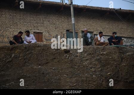 Peshawar, Pakistan. August 2021. Der Grenzübergang zwischen Afghanistan und Pakistan wurde von pakistanischen Behörden „vollständig versiegelt“, wie ein hochrangiger Grenzbeamter am Grenzübergang Torkham in der pakistanischen Provinz Khyber Pakhtunkhwa bestätigt hat. Die Grenze zu Torkham ist aufgrund der Ankunft der Taliban vollständig geschlossen, mit Staus und Lastwagen, die am 15. August 2021 in Peshawar, Pakistan, geparkt wurden. (Foto: Hussain Ali/Pacific Press/Sipa USA) Quelle: SIPA USA/Alamy Live News Stockfoto