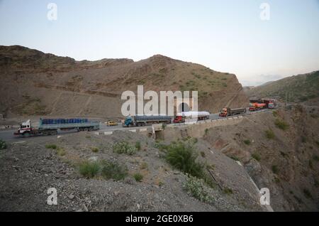 Peshawar, Pakistan. August 2021. Der Grenzübergang zwischen Afghanistan und Pakistan wurde von pakistanischen Behörden „vollständig versiegelt“, wie ein hochrangiger Grenzbeamter am Grenzübergang Torkham in der pakistanischen Provinz Khyber Pakhtunkhwa bestätigt hat. Die Grenze zu Torkham ist aufgrund der Ankunft der Taliban vollständig geschlossen, mit Staus und Lastwagen, die am 15. August 2021 in Peshawar, Pakistan, geparkt wurden. (Foto: Hussain Ali/Pacific Press/Sipa USA) Quelle: SIPA USA/Alamy Live News Stockfoto