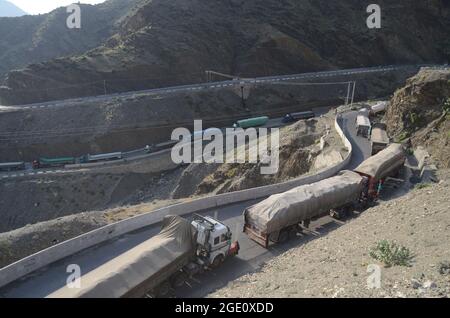 Peshawar, Pakistan. August 2021. Der Grenzübergang zwischen Afghanistan und Pakistan wurde von pakistanischen Behörden „vollständig versiegelt“, wie ein hochrangiger Grenzbeamter am Grenzübergang Torkham in der pakistanischen Provinz Khyber Pakhtunkhwa bestätigt hat. Die Grenze zu Torkham ist aufgrund der Ankunft der Taliban vollständig geschlossen, mit Staus und Lastwagen, die am 15. August 2021 in Peshawar, Pakistan, geparkt wurden. (Foto: Hussain Ali/Pacific Press/Sipa USA) Quelle: SIPA USA/Alamy Live News Stockfoto