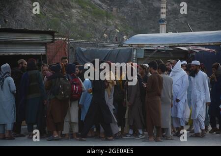 Peshawar, Pakistan. August 2021. Der Grenzübergang zwischen Afghanistan und Pakistan wurde von pakistanischen Behörden „vollständig versiegelt“, wie ein hochrangiger Grenzbeamter am Grenzübergang Torkham in der pakistanischen Provinz Khyber Pakhtunkhwa bestätigt hat. Die Grenze zu Torkham ist aufgrund der Ankunft der Taliban vollständig geschlossen, mit Staus und Lastwagen, die am 15. August 2021 in Peshawar, Pakistan, geparkt wurden. (Foto: Hussain Ali/Pacific Press/Sipa USA) Quelle: SIPA USA/Alamy Live News Stockfoto