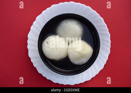Traditionelle beliebte indische süße Gericht große Größe Rasgulla oder rosogula, Bengali sirupy Dessert Süßigkeiten. Stockfoto