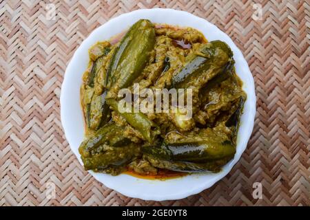 Köstliches Malai Parwal-Kürbis-selbst gekochtes, vollständiges, spitzes Kürbis-Kürbis-Kürbis-Kürbis mit Soße, serviert in einer Schüssel. Parval Beilage Indian Curries Stockfoto