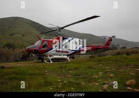 San Diego Fire-Rescue Copter 1 wartet auf Zuweisung und Motorstart in der Nähe von Santee Lakes. Stockfoto