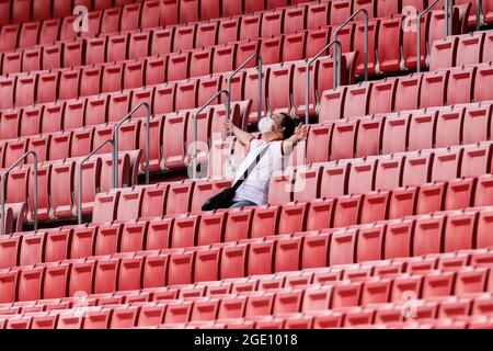 Sevilla, Sevilla, Spanien. August 2021. Fans von Sevilla CF beim La Liga Santader Spiel zwischen Sevilla CF und Rayo Vallecano de Madrid bei Ramon Sanchez Pizjuan in Sevilla, Spanien, am 15. August 2021. (Bild: © Jose Luis Contreras/DAX via ZUMA Press Wire) Bild: ZUMA Press, Inc./Alamy Live News Stockfoto