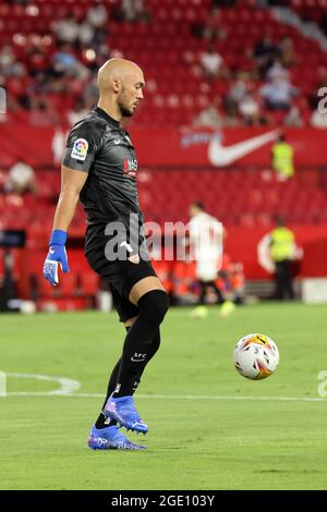 Sevilla, Sevilla, Spanien. August 2021. Marko Dmitrovic von Sevilla CF beim La Liga Santader Spiel zwischen Sevilla CF und Rayo Vallecano de Madrid bei Ramon Sanchez Pizjuan in Sevilla, Spanien, am 15. August 2021. (Bild: © Jose Luis Contreras/DAX via ZUMA Press Wire) Bild: ZUMA Press, Inc./Alamy Live News Stockfoto