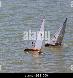 Funkgesteuerte Segelschiffe, die entlang der Steveston-Küste in British Columbia, Kanada, fahren Stockfoto