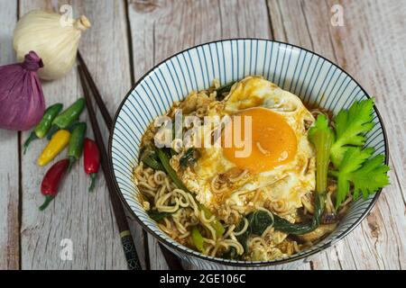 Eine Portion Instantnudel mit Huhn, Sonnenseite und Gemüse. Selektive Fokuspunkte. Unscharfer Hintergrund Stockfoto