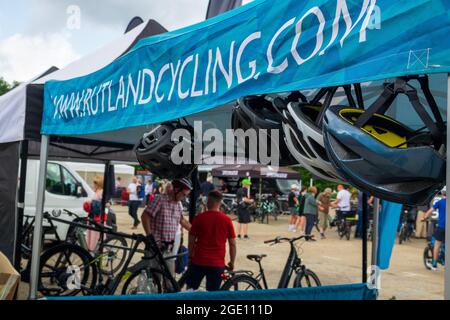 London, 15. August 2021. Ein vielfältiges Publikum besuchte die Cycle Show E-Bike Demo im Alexandra Palace, London. Eine Reihe von eBikes des Unternehmens (inkl. Brompton, Specialized, Cannondale und Tern) standen zur Testfahrt auf einer Pendler- und Mountainbike-Strecke zur Verfügung. Viele Teilnehmer gaben an, dass sie motiviert seien, autofrei zu fahren, ihren Arbeitsweg zu verbessern und zu einer grünen, umweltfreundlichen Zukunft beizutragen. Kredit: Bradley Taylor / Alamy Live Nachrichten. Stockfoto