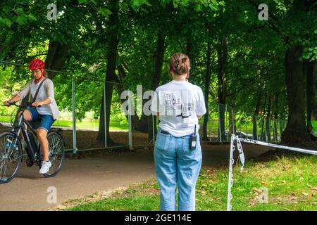 London, 15. August 2021. Ein vielfältiges Publikum besuchte die Cycle Show E-Bike Demo im Alexandra Palace, London. Eine Reihe von eBikes des Unternehmens (inkl. Brompton, Specialized, Cannondale und Tern) standen zur Testfahrt auf einer Pendler- und Mountainbike-Strecke zur Verfügung. Viele Teilnehmer gaben an, dass sie motiviert seien, autofrei zu fahren, ihren Arbeitsweg zu verbessern und zu einer grünen, umweltfreundlichen Zukunft beizutragen. Kredit: Bradley Taylor / Alamy Live Nachrichten. Stockfoto