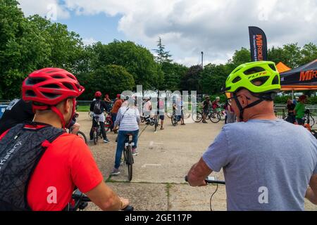 London, 15. August 2021. Ein vielfältiges Publikum besuchte die Cycle Show E-Bike Demo im Alexandra Palace, London. Eine Reihe von eBikes des Unternehmens (inkl. Brompton, Specialized, Cannondale und Tern) standen zur Testfahrt auf einer Pendler- und Mountainbike-Strecke zur Verfügung. Viele Teilnehmer gaben an, dass sie motiviert seien, autofrei zu fahren, ihren Arbeitsweg zu verbessern und zu einer grünen, umweltfreundlichen Zukunft beizutragen. Kredit: Bradley Taylor / Alamy Live Nachrichten. Stockfoto