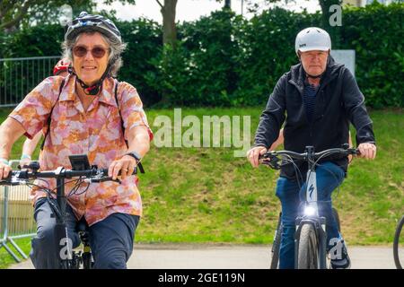 London, 15. August 2021. Ein vielfältiges Publikum besuchte die Cycle Show E-Bike Demo im Alexandra Palace, London. Eine Reihe von eBikes des Unternehmens (inkl. Brompton, Specialized, Cannondale und Tern) standen zur Testfahrt auf einer Pendler- und Mountainbike-Strecke zur Verfügung. Viele Teilnehmer gaben an, dass sie motiviert seien, autofrei zu fahren, ihren Arbeitsweg zu verbessern und zu einer grünen, umweltfreundlichen Zukunft beizutragen. Kredit: Bradley Taylor / Alamy Live Nachrichten. Stockfoto