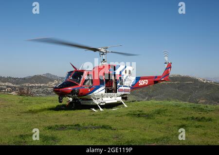 San Diego Fire-Rescue Copter 1 auf einem Hügel vor dem Start der Luftbrücke von Zivilisten mit Hebezeug. Stockfoto