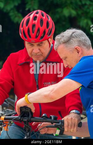 London, 15. August 2021. Ein vielfältiges Publikum besuchte die Cycle Show E-Bike Demo im Alexandra Palace, London. Eine Reihe von eBikes des Unternehmens (inkl. Brompton, Specialized, Cannondale und Tern) standen zur Testfahrt auf einer Pendler- und Mountainbike-Strecke zur Verfügung. Viele Teilnehmer gaben an, dass sie motiviert seien, autofrei zu fahren, ihren Arbeitsweg zu verbessern und zu einer grünen, umweltfreundlichen Zukunft beizutragen. Kredit: Bradley Taylor / Alamy Live Nachrichten. Stockfoto