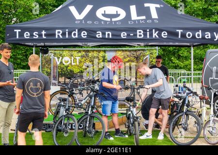 London, 15. August 2021. Ein vielfältiges Publikum besuchte die Cycle Show E-Bike Demo im Alexandra Palace, London. Eine Reihe von eBikes des Unternehmens (inkl. Brompton, Specialized, Cannondale und Tern) standen zur Testfahrt auf einer Pendler- und Mountainbike-Strecke zur Verfügung. Viele Teilnehmer gaben an, dass sie motiviert seien, autofrei zu fahren, ihren Arbeitsweg zu verbessern und zu einer grünen, umweltfreundlichen Zukunft beizutragen. Kredit: Bradley Taylor / Alamy Live Nachrichten. Stockfoto