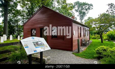 NORWALK, CONNECTICUT, USA - 14. AUGUST 2021: Das Schulhaus des Stadtteils c 1826 befindet sich im historischen Park von Mill Hill Stockfoto