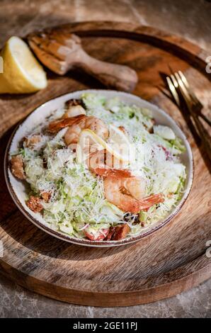 Gesunde Shrimp Caesar Salatschüssel mit Parmesankäse und Zitrone Stockfoto