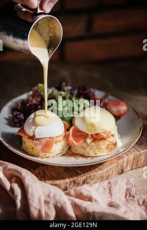 Eier Benedikt mit geräuchertem Lachs, Hollandise-Sauce auf Brot, Nahaufnahme Stockfoto