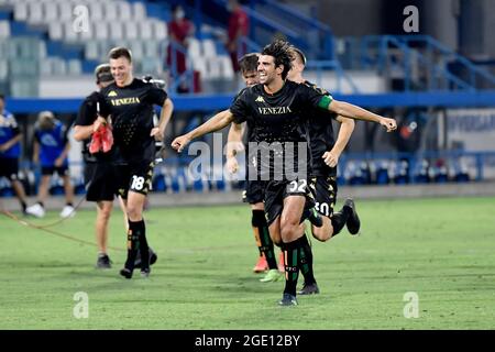 Ferrara, Italien. Januar 2016. Die Spieler von Venedig feiern den Sieg am Ende des Fußballspiels zwischen dem FC Venezia und Frosinone Calcio im Stadion Paolo Mazza in Ferrara (Italien) am 15. August 2021. Foto Andrea Staccioli/Insidefoto Kredit: Insidefoto srl/Alamy Live News Stockfoto