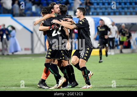 Ferrara, Italien. Januar 2016. Die Spieler von Venedig feiern den Sieg am Ende des Fußballspiels zwischen dem FC Venezia und Frosinone Calcio im Stadion Paolo Mazza in Ferrara (Italien) am 15. August 2021. Foto Andrea Staccioli/Insidefoto Kredit: Insidefoto srl/Alamy Live News Stockfoto