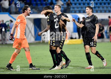 Ferrara, Italien. Januar 2016. Die Spieler von Venedig feiern den Sieg am Ende des Fußballspiels zwischen dem FC Venezia und Frosinone Calcio im Stadion Paolo Mazza in Ferrara (Italien) am 15. August 2021. Foto Andrea Staccioli/Insidefoto Kredit: Insidefoto srl/Alamy Live News Stockfoto