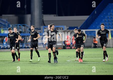 Ferrara, Italien. Januar 2016. Die Spieler von Venedig feiern den Sieg am Ende des Fußballspiels zwischen dem FC Venezia und Frosinone Calcio im Stadion Paolo Mazza in Ferrara (Italien) am 15. August 2021. Foto Andrea Staccioli/Insidefoto Kredit: Insidefoto srl/Alamy Live News Stockfoto