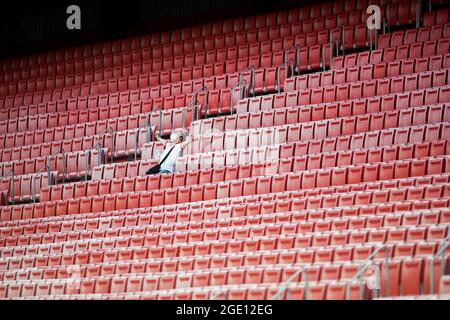 Sevilla, Spanien. August 2021. Der FC Sevilla Fan wurde während eines Spiels im Stadion Ramon Sanchez Pizjuan gesehen.Es ist das erste Mal, dass die spanische Regierung die Öffentlichkeit in den Stadien der La Liga mit 40 % Kapazität aufgrund der Covid19-Pandemie zulässt. Kredit: SOPA Images Limited/Alamy Live Nachrichten Stockfoto