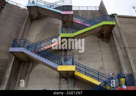 Die Augusta-Treppe auf der Victoria Promenade führt hinunter zum Strand von Ramsgate Main Sands, Kent England, Großbritannien Stockfoto