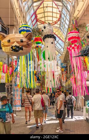 tokio, japan - 05 2019. august: Überdachte Arkade der Einkaufsstraße Asagaya Pearl Center, die das traditionelle jährliche Asagaya Tanabata Festival veranstaltet Stockfoto