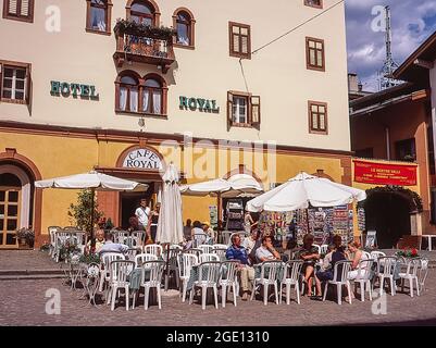 Diese Straßenszene ist die italienische Stadt Cortina d'Ampezzo, die als alpines Skigebiet berühmt ist und auch häufig als Drehort genutzt wird, darunter James Bond, das in der Sexton-Sextner Dolomiten-Region der italienischen Dolomiten, Südtirol, liegt Stockfoto