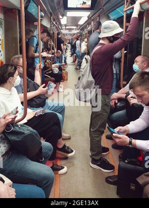 Menschen in der U-Bahn mit Gesichtsmasken, tägliche Pendelarbeiten, Moskau, 17. Mai 2021 Stockfoto