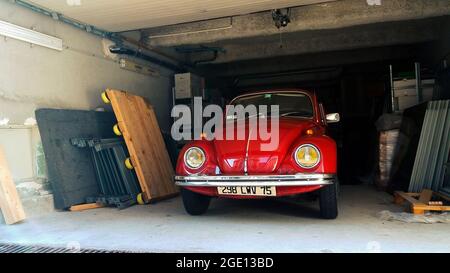 Volkswagen Beetle Typ 1 - rotes Retro-Auto in der Garage, Paris, Frankreich, 10 Oct 2017 Stockfoto