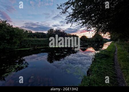 Sonnenuntergang über dem Calder- und Hebble-Schifffahrtskanal in der Nähe der Horbury Bridge in Wakefield, West Yorkshire Stockfoto