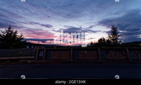 Sonnenuntergang über der Horbury Bridge in Wakefield, West Yorkshire Stockfoto