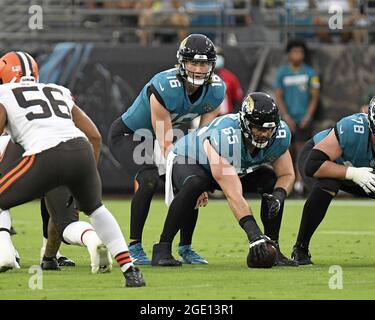 Jacksonville, Usa. August 2021. Jaguars Quarterback Trevor Lawrence (16) spielt beim ersten Vorsaison-Spiel gegen die Cleveland Browns auf dem TIAA Bank Field in Jacksonville, Florida am Samstag, den 14. August 2021, hinter Center Brandon Linder (65). Die Browns besiegten die Jaguars 23-13. Lawrence vollendete 6 von 9 Pässen während seiner Aufführung im ersten Quartal. Foto von Joe Marino/UPI Credit: UPI/Alamy Live News Stockfoto