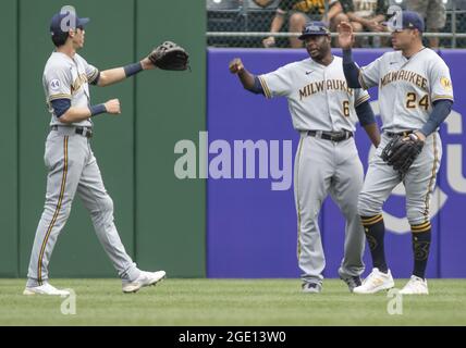 Pittsburgh, Usa. August 2021. Die Milwaukee Brewers-Outfielder feiern nach dem Sieg der 2-1 Brewers gegen die Pittsburgh Pirates im PNC Park am Sonntag, 15. August 2021 in Pittsburgh. Foto von Archie Corper/UPI Credit: UPI/Alamy Live News Stockfoto