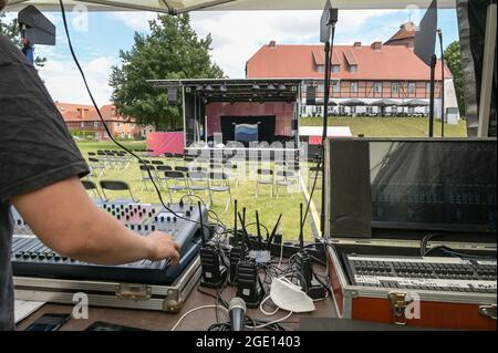 Analoge und digitale Mischpulte, Empfänger für drahtlose Mikrofone und die Hand des Klangmischers beim Soundcheck für ein Open-Air-Festival, sel Stockfoto