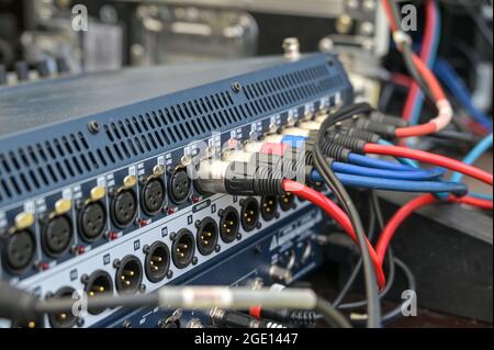 Soundkabel, die in einem Mischpult beim Soundcheck für ein Open-Air-Festival-Konzert angeschlossen sind, ausgewählter Fokus, enge Schärfentiefe Stockfoto