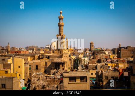 Dächer und Minarette von Kairo, Moschee von al-Ashraf Barsbey, Blick vom Minarett von Al-Ghouri, März 2019. Stockfoto