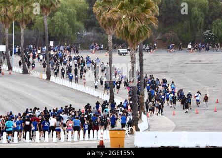 Los Angeles, USA. August 2021. Am 14. August nehmen Menschen an einem Spendenlauf im Dodger Stadium, Los Angeles, Kalifornien, USA, Teil. 2021. Kredit: Xinhua/Alamy Live News Stockfoto