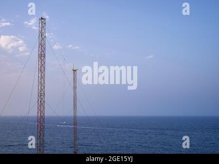 Detail der Antennen und Leuchtfeuer für Navigation und Kommunikation mit Meer und Himmel im Hintergrund Stockfoto