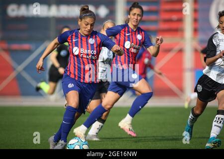 Molina (SL) kontrolliert den Ball während des Spiels zwischen San Lorenzo gegen El Porvenir in Estadio Pedro Bidegain, Buenos Aires, Argentinien Stockfoto