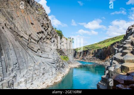 Die herrliche Studlagil-Schlucht, die vom Fluss Jokulsa im Jokuldalur-Tal in Island gebildet wird Stockfoto
