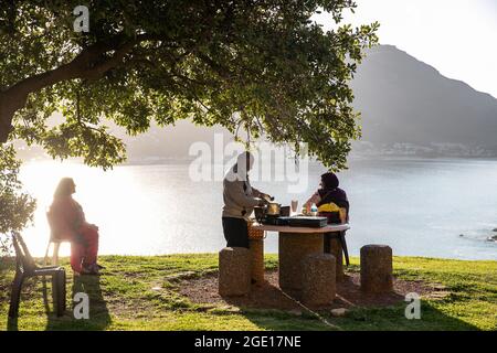 Kapstadt, Südafrika. August 2021. Am 15. August 2021 genießen die Menschen ihre Zeit am Chapman's Peak Drive in Kapstadt, Südafrika. Quelle: Lyu Tianran/Xinhua/Alamy Live News Stockfoto