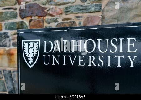 Halifax, Kanada - 9. August 2021: Unterzeichnung der Dalhousie University Stockfoto