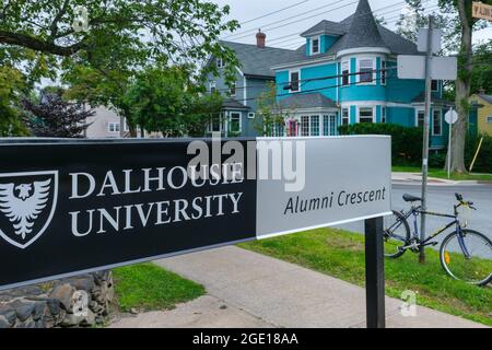 Halifax, Kanada - 9. August 2021: Unterzeichnung der Dalhousie University Stockfoto