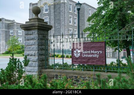 Halifax, Kanada - 9. August 2021: Saint Mary's University Schild und Eingang Stockfoto